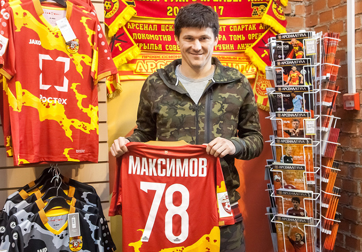 МаксимовФутболкаШопТекст.jpg